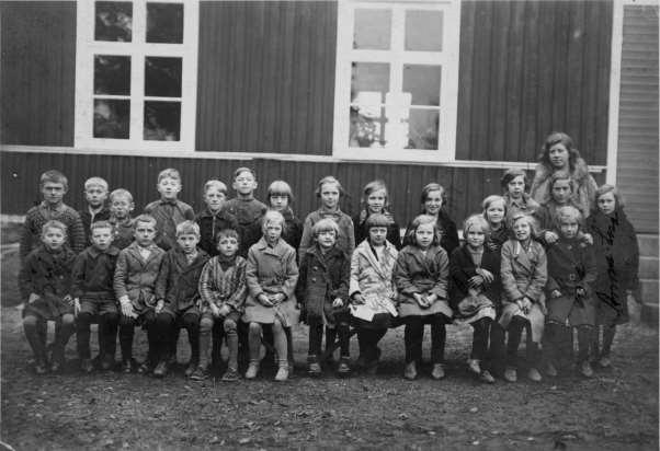 1934_Killeröds skola, lärarinna Clara Blücher Bakre raden från vänster: Arne Persson, Nils-Erik Olsson, femte Tage Ottosson, åttonde