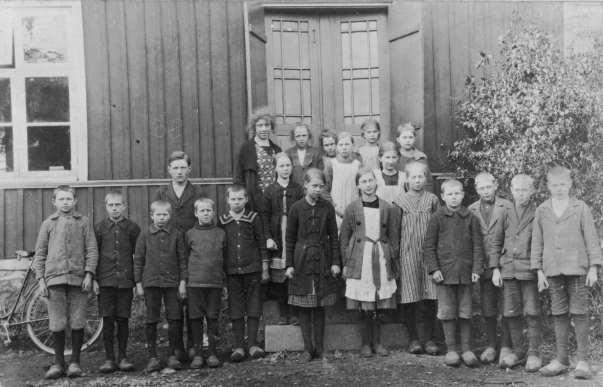 Crona 1924_Killeröds skola Bakre raden från vänster: lärarinna Clara Blücher, Elly Rosenkvist Mellersta raden: Arne Persson Främre raden