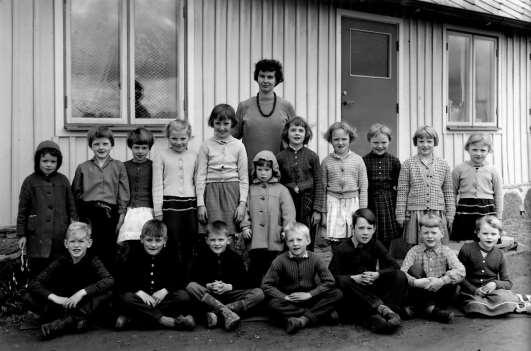 1958-59_ Oderups småskola Anna-Lisa Persson lärarinna Bakre raden från vänster: Ebeth Eva Möller, Kerstin Larsson, Brita Frank, Margareta Elofsson, Tony, Märta Åberg, Ann- Charlotte