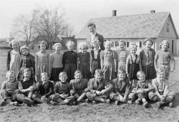 1953-54_Oderups småskola Göta Pettersson lärarinna Bakre raden från vänster: Britt-Marie Eriksson, Inga Larsson, Ann-Britt Ström, Solvig Martinsson, Siv Persson, Ann-Chatlotte Åberg, Laila Nilsson,