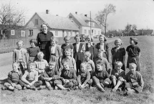 Lennart Thorstensson, Kurt-Ingvar Håkansson, Rolf Crona 1952-53_Oderups småskola Bakre raden från vänster: Solvig Martinsson, Ann-Britt Ström, Ingeborg Nilsson (lärarinna), Ann-Charlotte Åberg,