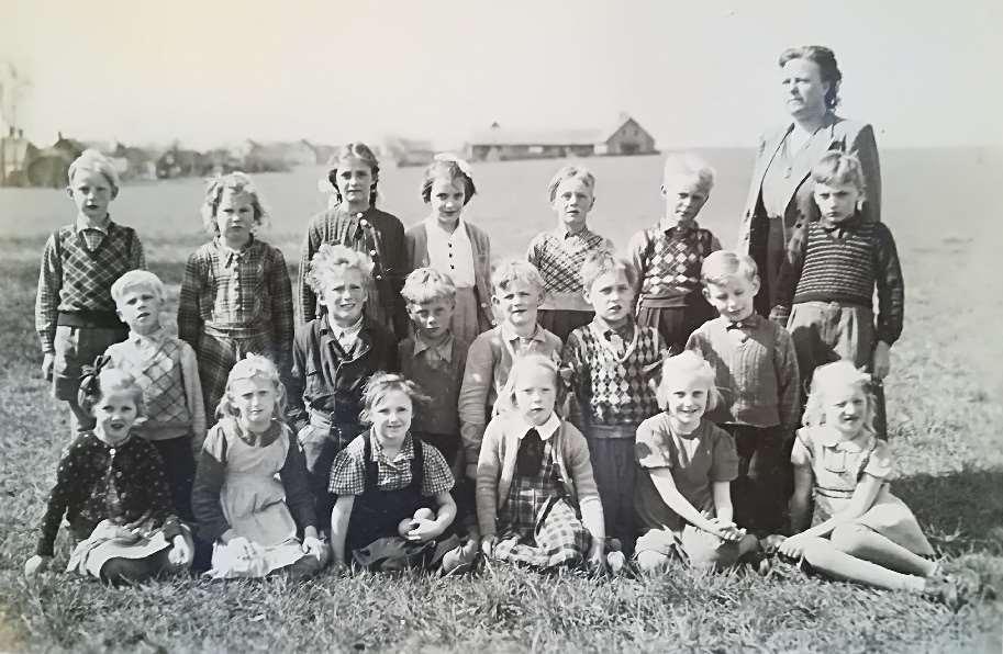 1947-48 Oderup småskola lärarinna Linnea Walters Bakre fr v Sven Crona, Gunda Olsson, Rakel Ström, Inger Kristiansson, Bertil Johansson, Dan Anders Nilsson, Allan Nilsson Mittersta Åke