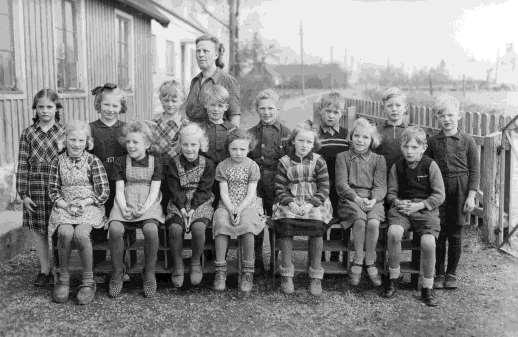 Inger Frank (Holger), Inger Pålsson 1946-47_Oderups småskola lärare Linnea Walters Bakre raden från vänster: Rakel Ström, Margit Andersson, Nils Göran Nilsson, Stig Larsson, Lennart Olsson,