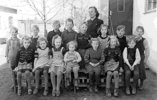 1945-46_Oderups småskola Linnea Walters lärarinna (Fotot vid Aron Larssons hus) Bakre raden från vänster: Stig Larsson, Nils Göran Nilsson, okänd, Bengt Crona, Allan Larsson, Evy Johansson, Kurt