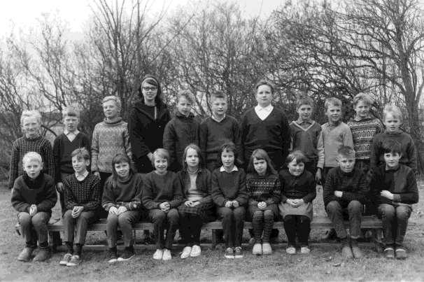 1964-65_Oderups mellanskola Katarina Sjönbäck lärarinna Bakre raden från vänster: Bo Örberg, Bruno Nilsson, Lars Meijer, Katarina Sjönbäck, Roland Rosenkvist, Sigvard Svensson, Kent Engström, Börje