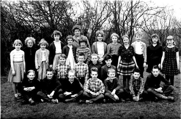 1960-61_Oderups mellanskola Clara Blücher lärarinna Bakre raden från vänster: Britt Thorstensson, Solvig Nilsson, Inga-Lena Frank, Margareta Elofssion, Märta Åberg, Kerstin Larsson, Anita Olofsson,