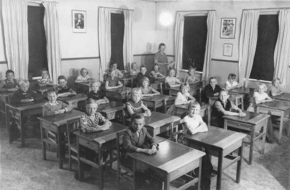 1956-57_Oderups mellanskola Clara Blücher lärarinna Första raden framifrån: okänd, Nils Månsson, okänd, Nils Arne Ivarsson, okänd Andra raden: Gunvi Persson, okänd, Marianne Frank, Eve Ekdahl, Tommy