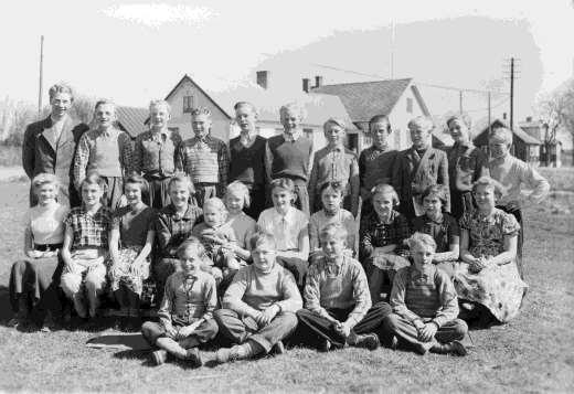 Inga Larsson, Ann-Charlotte Åberg, okänd 1951_Oderups storskola lärare Hans Erik Jeppsson Bakre raden från vänster: Lärare Hans Erik Jeppsson, Allan Nilsson, Sven Crona, Lennart Olsson, Arne Ekdahl,