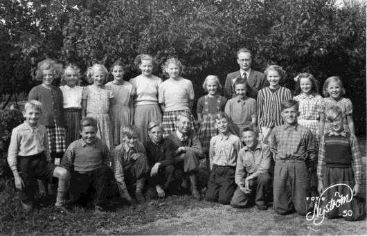 1950_Oderups storskola lärare Stig Dannerup Bakre raden från vänster: Karin Johansson, Ann-Marie Leonardsson,