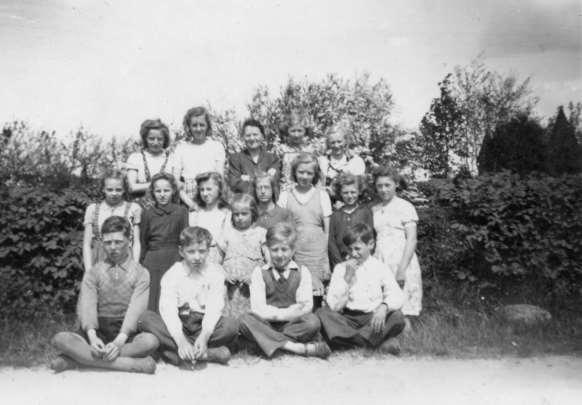 1942_Oderups folkskola klass 5_Dora Gunnarsson mellersta raden andra från