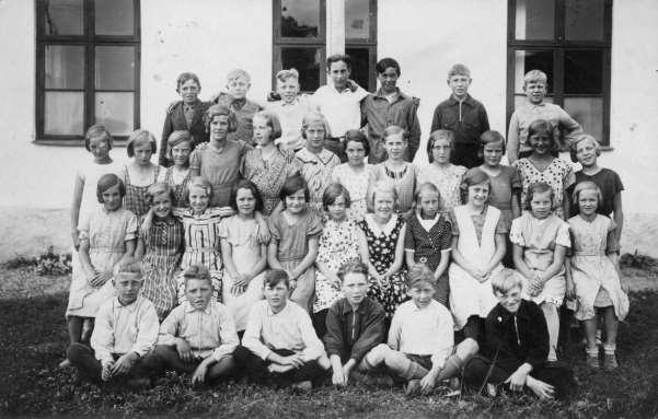 1933_Oderups storskola Första raden, bakre från vänster: Tage Nilsson, tredje Ragnar Frank, femte Lennart