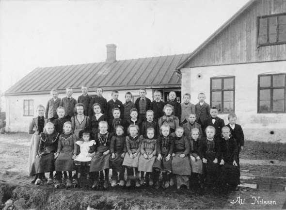 1903_Oderups storskola, lärare Lars Anderberg Bakre raden tredje från vänster: Harry Frank Mellersta raden från