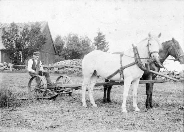 1895_Slåttermaskin dragen