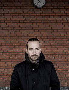 Kvar finns en sista text och en läsare, tillika son, som ser konturerna av sitt eget liv i orden.