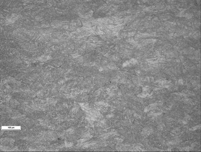 Figurerna 11 och 12 visar mikrografierna från ytan och centrum av materialet vid 100x och här syns grova korn med tydliga krongränser.