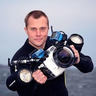 Med es brinnande intresse för liv i vasen var yrkesvalet Ndigt en självklarhet; han skulle bli marinbiolog.