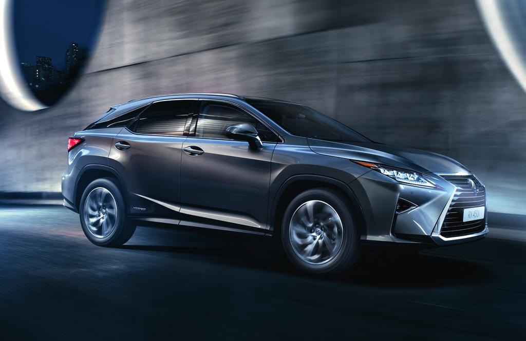 LEXUS RX EN INTRODUKTION I DEN SENASTE RX-VERSIONEN HAR VI TÄNJT PÅ GRÄNSERNA FÖR DJÄRV OCH IKONISK DESIGN. SAMTIDIGT SOM VI BYGGT VIDARE PÅ DE BANBRYTANDE VÄRDERINGARNA HOS TIDIGARE RX-GENERATIONER.