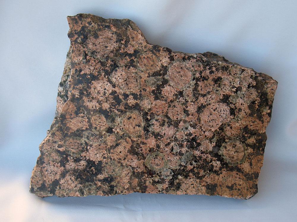 ! Bild 6. Rapakivigranit från södra Finland Jag äger en omfattande samling av geologiska textböcker, har bland dem hittat 10 böcker som beskriver augenstrukturer.