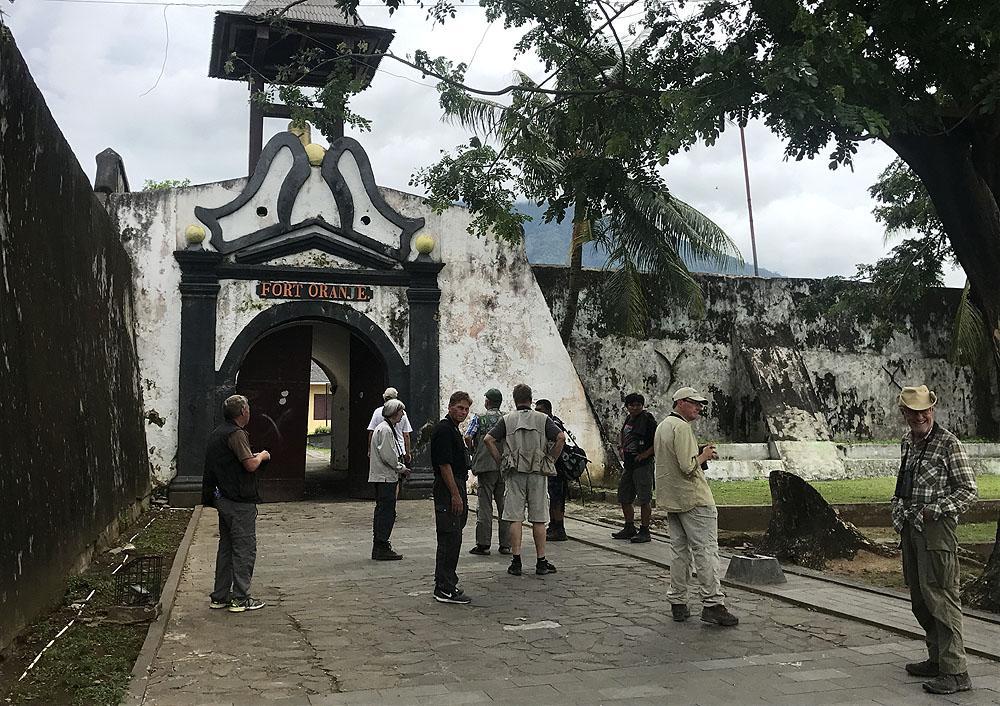 Fort Oranje, Ternate. Här bodde Alfred Russel Wallace 1 under sin vistelse på Ternate. Foto: Göran Pettersson INLEDNING AviFaunas andra resa till Sulawesi och Halmahera präglades mycket av regn.