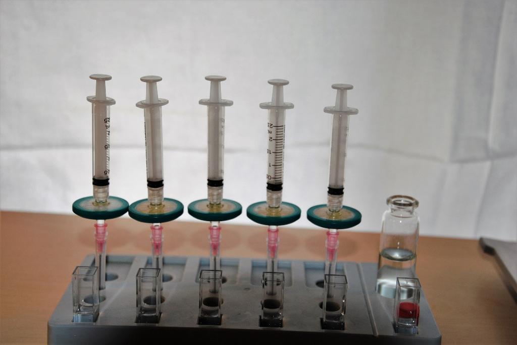 Figur 2-3 Filtret spolas med framkallningslösning i kyvetter. 2.3 Bestämning av endotoxin Mängden endotoxin bestämdes med en automatisk analysator baserad på reaktionerna i ett Limulusextrakt (Endo safe, Charles River, Charlottsville, USA).