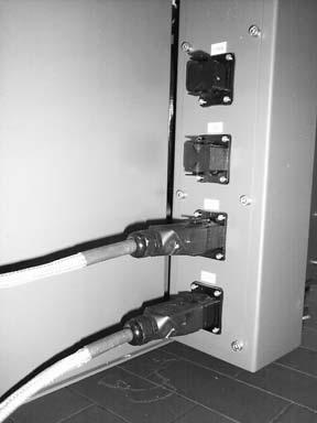 3-12 Installation Anslutning av uppvärmd slang Se även slangens användarhandledning. Elektrisk anslutning 1. Anslut först slangen (1) elektriskt.
