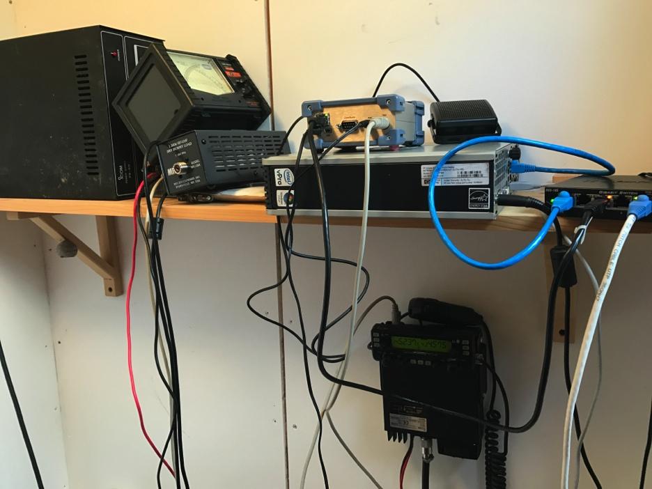 SM4TFEs D-STARhotspot i sitt nuvarande utseende. D-STARtest Nisse SM4XBC och jag SM4TFE har kört D-STAR under ett par år nu, och har i sann amatörradioanda testat en del prylar.