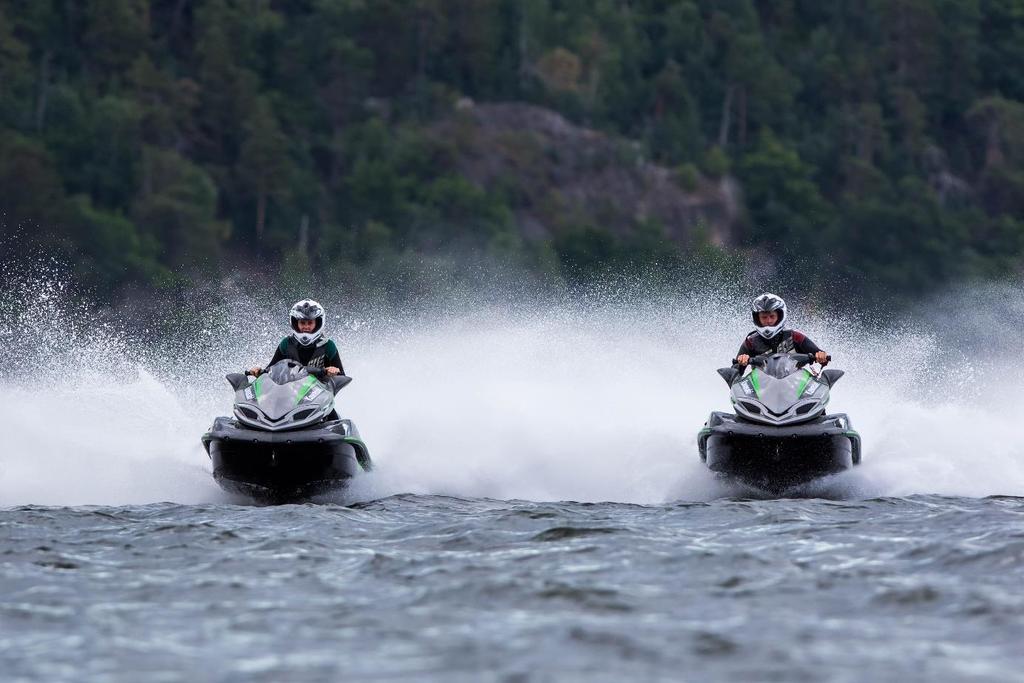 Vattenskotersafari Safarin leds av en Senior guide på egen skoter. Guiden visar vägen, sköter navigationen och farthållningen. Du behöver bara koncentrera dig på att köra.