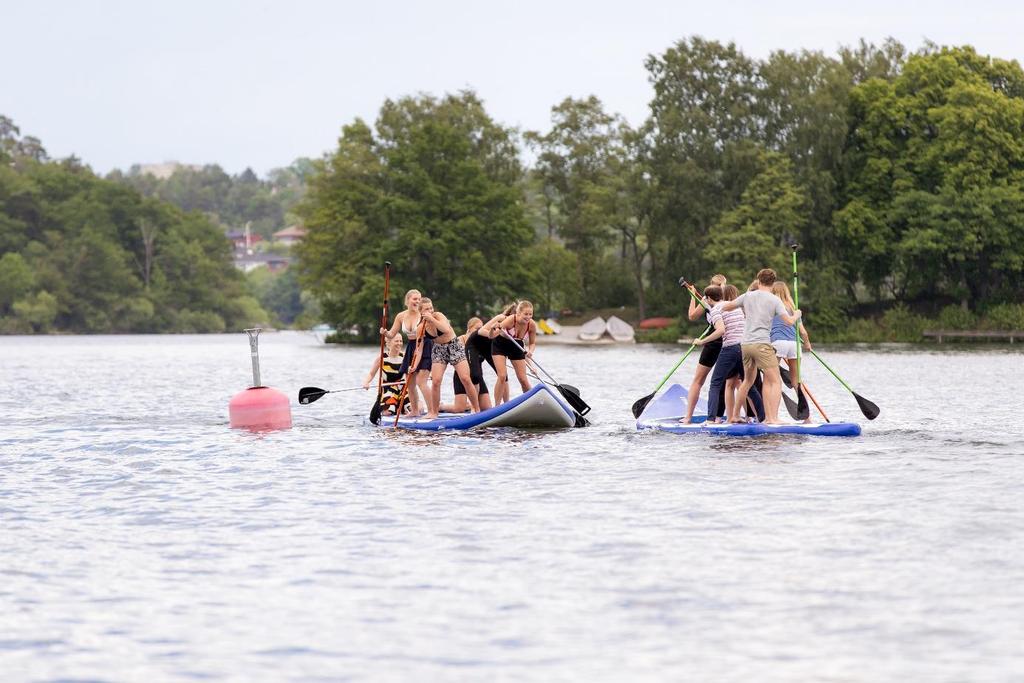 Mega Supstand up paddle Nu är MEGA Stand Up Paddleboards här! En bräda som rymmer upp till 10 personer. Alla har varsin paddle och skall genom samarbete paddla en bana. Först i mål vinner!