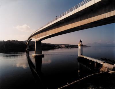 Förespänning kablarna spänns före gjutning