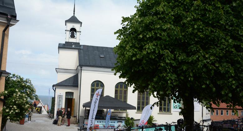 SÖNDAG 8 JULI 10.00 11.00 TEMAGUDSTJÄNST Tro som politisk kraft GUDSTJÄNST Om engagemang, hopp och att finna det mod som vill en förändrad värld.