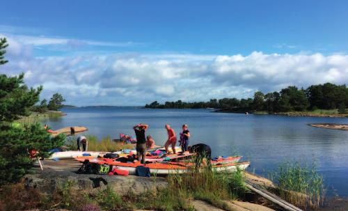 NÄR SOMMAREN MÖTER HÖSTEN Datum: 15-16 september I stan känns hösten av, men här i skärgården är det sensommar... kvällen är ljum, vattnet håller kvar värmen och vi njuter av stunden.