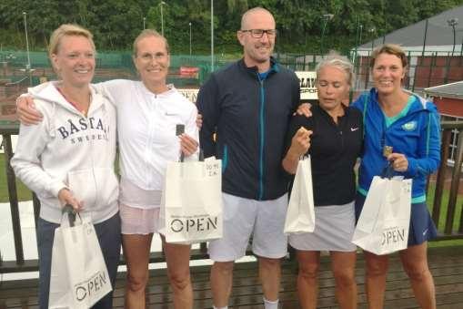 Svenska mästare DD45 Kerstin Påhlsson GLTK/Stephanie Törnqvist Mölle TK Åsa Ljungström Båstad TS/Anna Nordlander KLTK Kerstin/Stephanie: Det är som alltid väldigt trevligt att komma och spela i