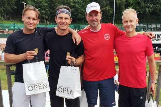 Svenska mästare HD45 Henrik Hobik/Nicklas Johansson Ullevi TK Peter Aronsson Söndrums TK/Mats Kristensson Sollentuna TK Henrik: Alltid lika kul att spela dubbel kompisen Nicklas Johansson som är en