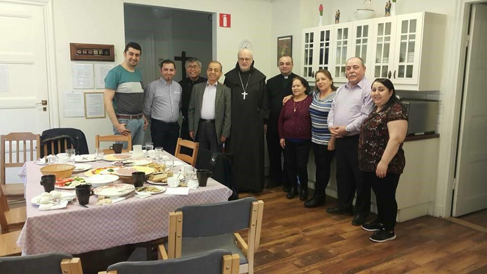 Lördagen den 7 april fick kardinalen med hjälp av kyrkoherden göra en genomgång av kyrkoböckerna. Efteråt var schemat fullspäckat av inplanerade möten med olika grupper.