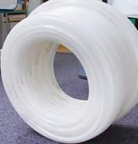 Govvärmerör Comfort Pipe PLUS Govvärme Dim 17. Materiaåtgång ca 6 m/m² me c/c 00. Levereras i ring. PE-Xa rören är tiverkae enigt stanaren EN ISO 15875 me imensioner och toeranser enigt stanaren.