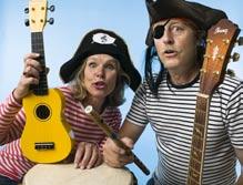 Sångpiraterna seglar in De välbekanta Sångpiraterna ako (Anna-Karin Oldeberg) och Grosse (Anders Grotherus) bjuder här på ett glatt program med sånger för hela familjen.