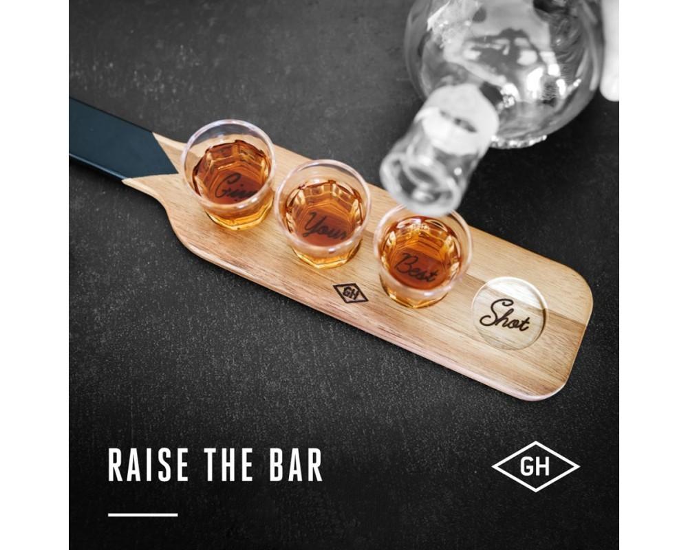 Shotglas med serveringsbricka inspirerade av barerna i Alperna som ofta serverar sina schnapps på just detta