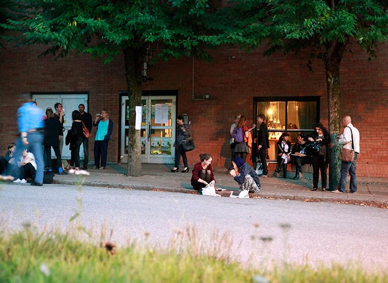 början av 00-talet med sina två kortromaner Beröring och Vi är alla lika fjärran från kärleken som nu äntligen kommit i svensk översättning av Anna Jansson och Jonathan Morén.
