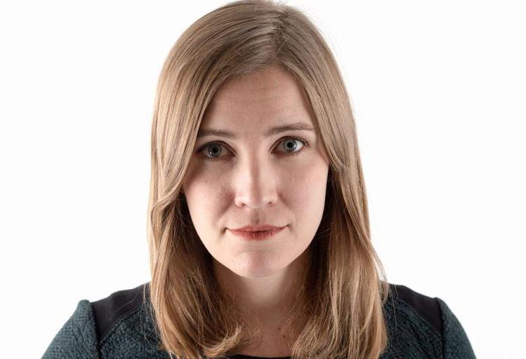 Skogens dunkla grönskimrande ljus och ljudet av fåglar kom tillbaka några gånger innan det försvann för alltid. En kort stund har hon funnits i världen, med dess begär, längtan och fruktan.