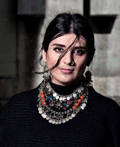Aktivisten, scenkonstnären och filmskaparen Segal Mohamed som debuterar med sina dikter i numret, samtalar med journalisten, översättaren