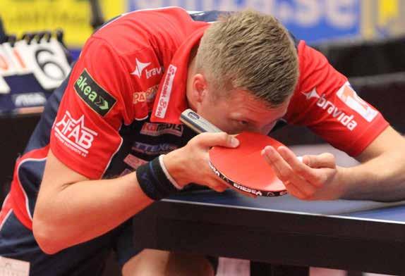 pingis TRONSKIFTE I HERRARNAS PINGISLIGA NÄRKONTAKT GAV GULD. Mattias Karlsson fokuserar stenhårt inför sin serve. Det gav utdelning och guld till Halmstad.