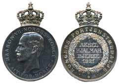 393 394 393 Thrond. 321 Haakon VII. King s medal for merit. Silver, (28 mm), 10,69 g. Inscribed AKSEL HJALMAR BJERKE 1921 on reverse. Hairline scratches. 01/0 500:- 394 Thrond. 383 Haakon VII.