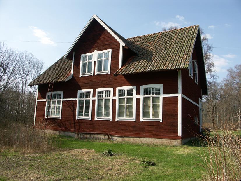 Höga fönster för bra ljusinsläpp i skolsalen.