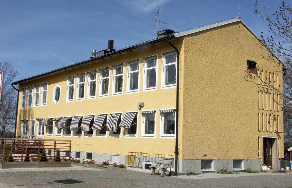 1950-tal Fönstren placeras något indragna i fasaden. Tvåluftsfönster är vanligast, ofta asymmetriskt indelade i en större luft och en mindre vädringsbåge.