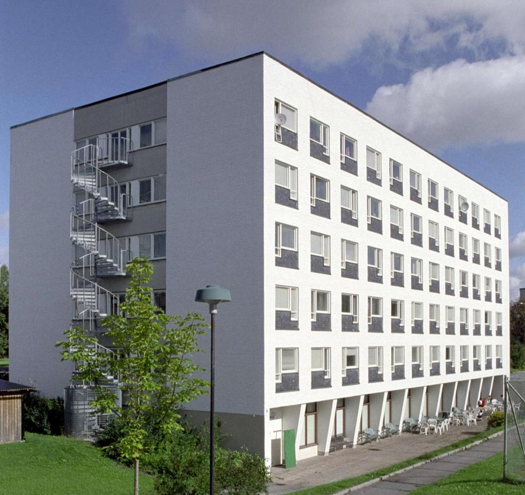 Asymmetriska fönster med en stor luft och en sidoruta med sänkt bröstning medger ett gott ljusinsläpp.