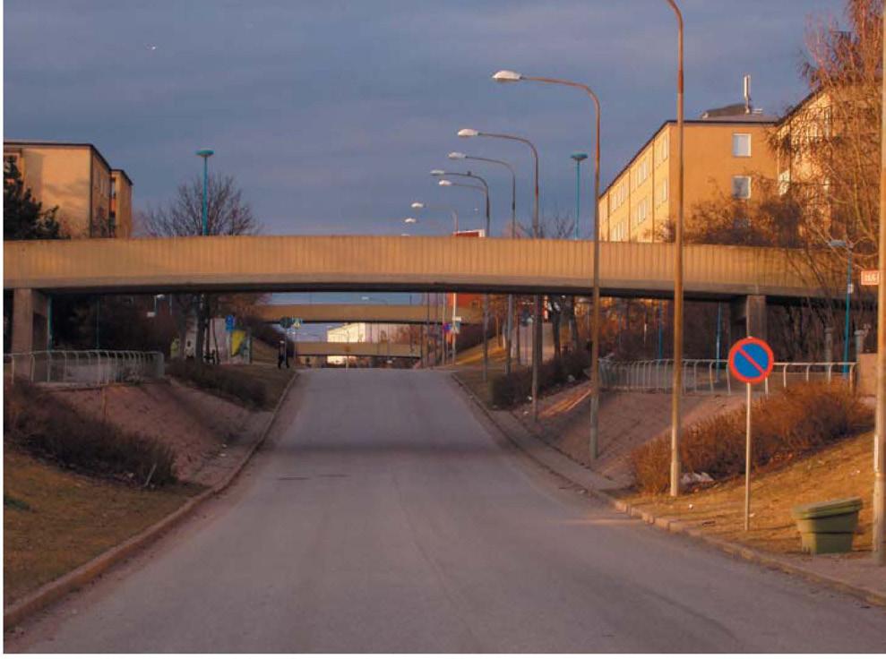 BARRIÄRER OCH BULLER E18 och Bergslagsvägen är hårt trafikerade vägar som utgör tydliga barriärer mot omgivande områden. Bullret från de större vägarna är ett påtagligt inslag i delar av stadsdelen.