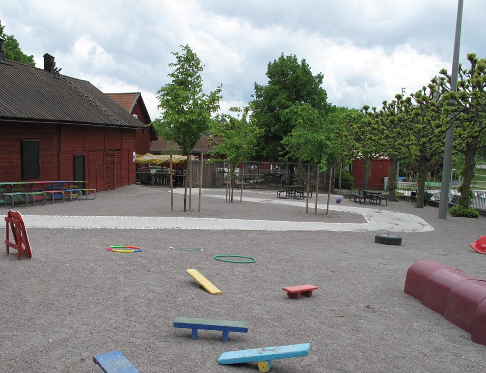 eftersträvas. KVARTERSPARK (0,5-5 ha) Halvöppen park eller stråk, en grön oas med gräsytor och sittplatser för avkoppling. I många av kvartersparkerna finns lekplats.