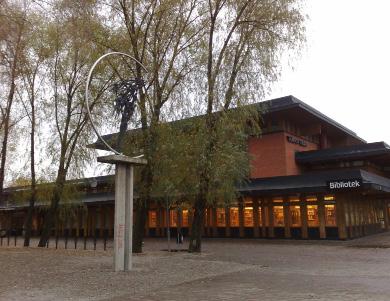 Strax väster om Tensta centrum ligger Tensta gymnasium, Tenstahallen och Tensta Träff. På ett tidstypiskt sätt förenas här skola, idrottshall, träfflokaler, bibliotek m.m. i nära anslutning till stadsdelens centrum.