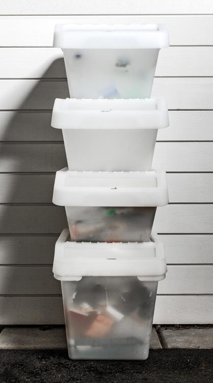 GÖR EN MILJÖSTATION HEMMA! Gör en egen miljöstation hemma så blir det lätt att göra rätt! Vanliga plastboxar fungerar utmärkt som mellanlagring för återvinningsbart avfall.