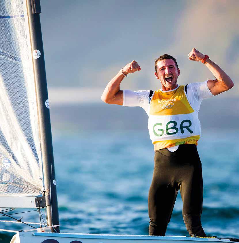 Finnjollevinnaren i OS 2016, britten Giles Scott, jublar över sin seger.